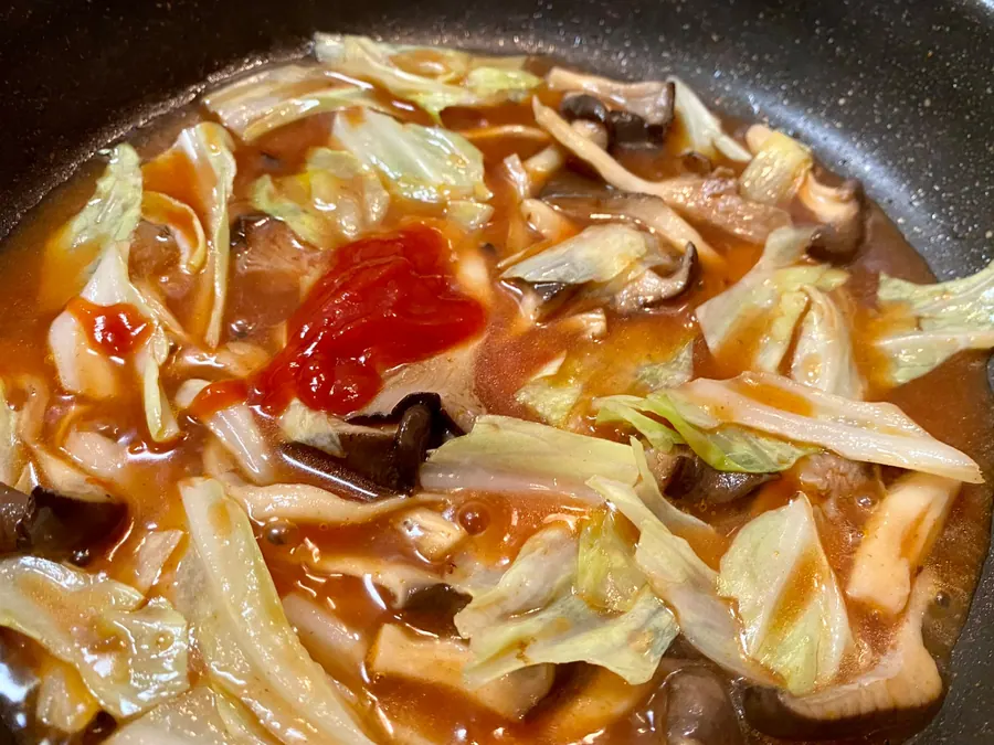 ケチャップと水を加えてキャベツがしんなりするまで煮込む
