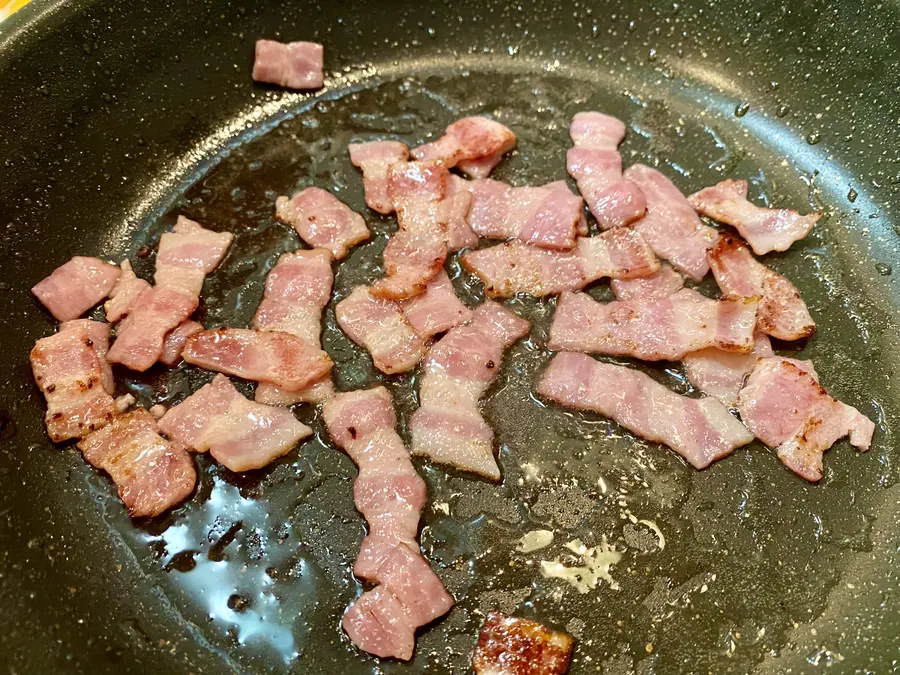 ベーコンを先にカリカリに炒めて取り出す