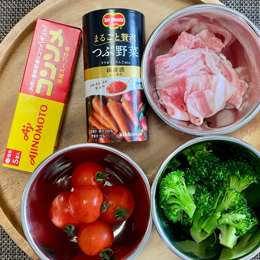 野菜ジュースをリメイク！時短・栄養満点!!豚バラ肉で【コク旨スープ】 の作り方 3