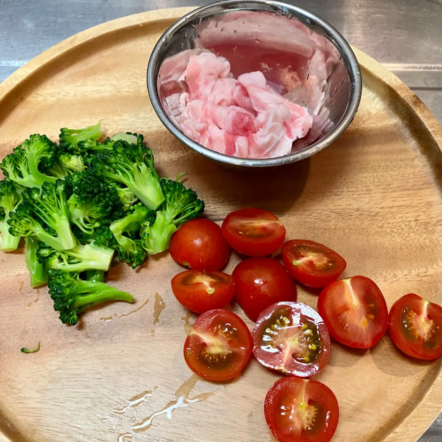 野菜ジュースをリメイク！時短・栄養満点!!豚バラ肉で【コク旨スープ】 の作り方 5