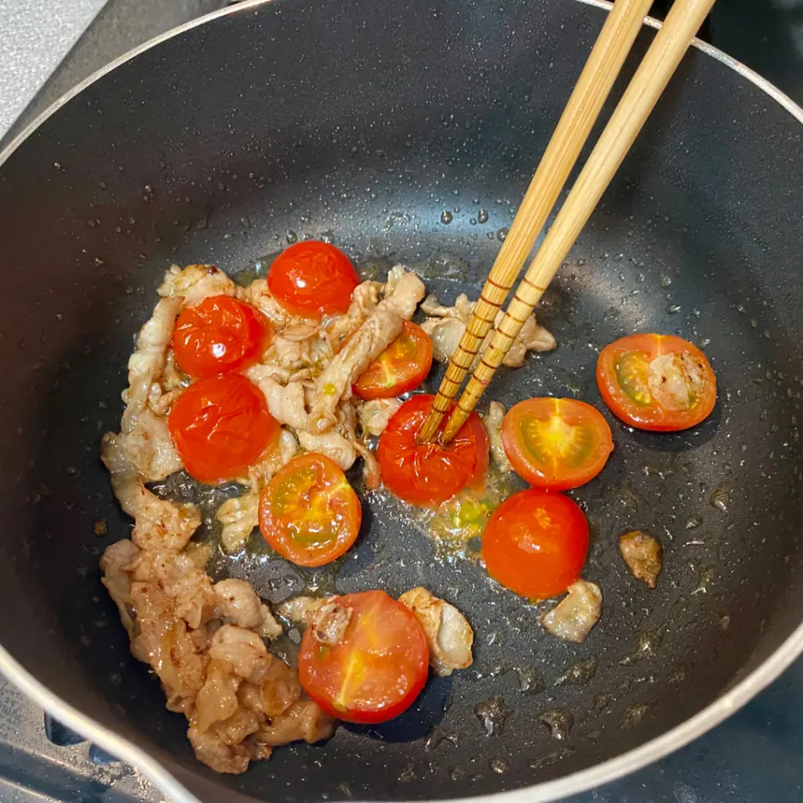 野菜ジュースをリメイク！時短・栄養満点!!豚バラ肉で【コク旨スープ】 の作り方 7