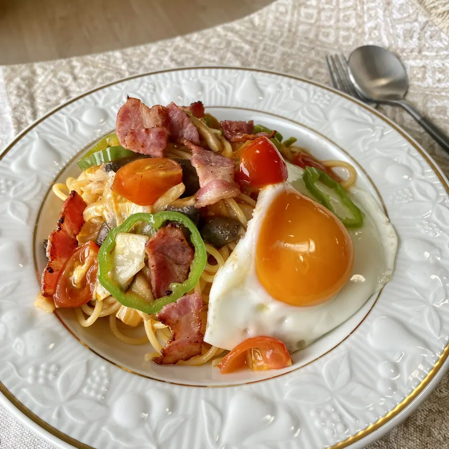 完成したナポリタン。カリカリベーコンと目玉焼きをトッピング