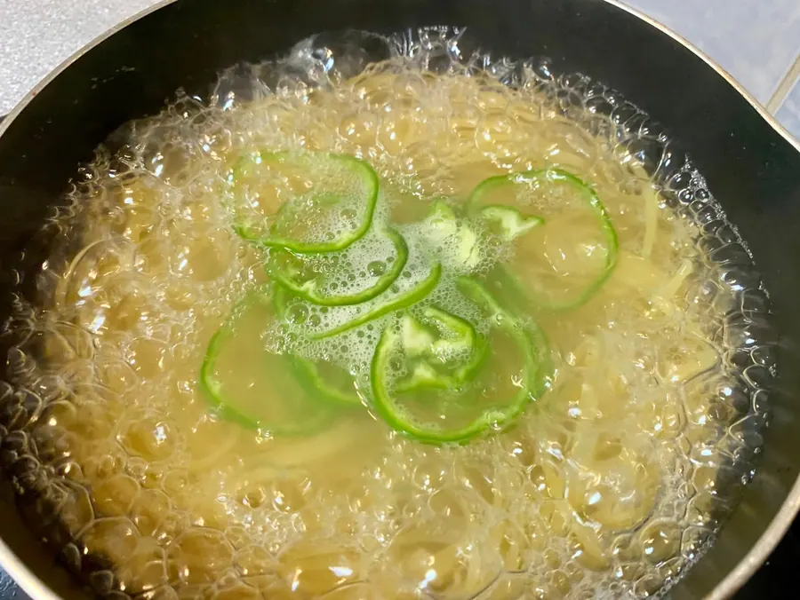 パスタの茹で上がり1分前にピーマンを加える